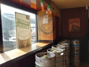 Le stock de fûts de bière du pub irlandais De Danu