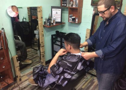 Rencontre avecJean-Christophge Ringue, coiffeur à la brigade du Tif, il récupère les dons de cheveux