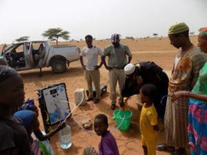 Installation d'un Aqualink dans le village de Thieurigne au Sénégal. Crédit : Sunwaterlife