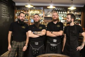 Organisé par le bar Hopscotch, la première édition du Toulouse Whisky Festival réunit ses amateurs ce week-end. Crédit : Hopscotch Pub