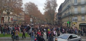 Les étudiants et lycéens marchent sur le boulevard de Strasbourg
