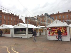 Le marché de Noël à Toulouse vide et morose où personne n'a le coeur à la fête