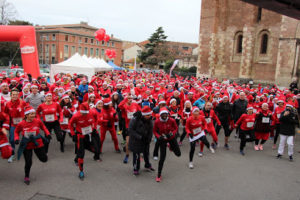 Rassemblement des coureurs déguisés en Pères Noël dans les rues de Toulouse