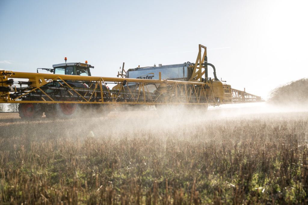 Une machine agricole en plein travaux dans un champs. Crédit: Chafer-44/CC BY 2.0