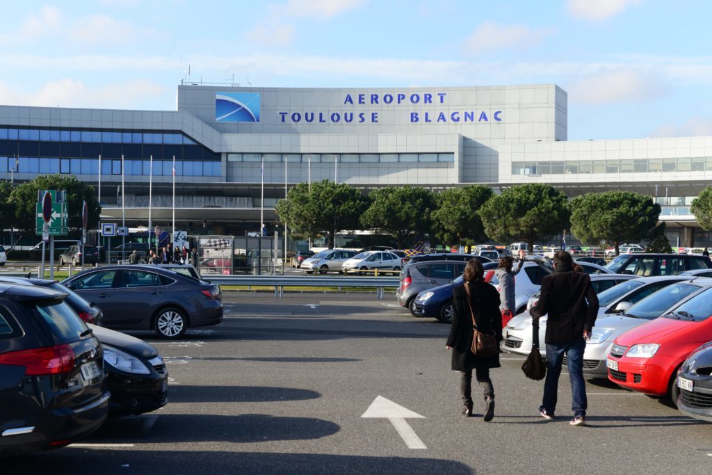 Façade de l'aéroport Toulouse-Blagnac. Cet aéroport est détenu à 49,99 % par Casil Europe, un actionnaire privé.