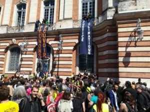 Environ 300 manifestants se sont regroupés place du Capitole pour prendre d'assaut la mairie de Toulouse. Crédit : Côme. 