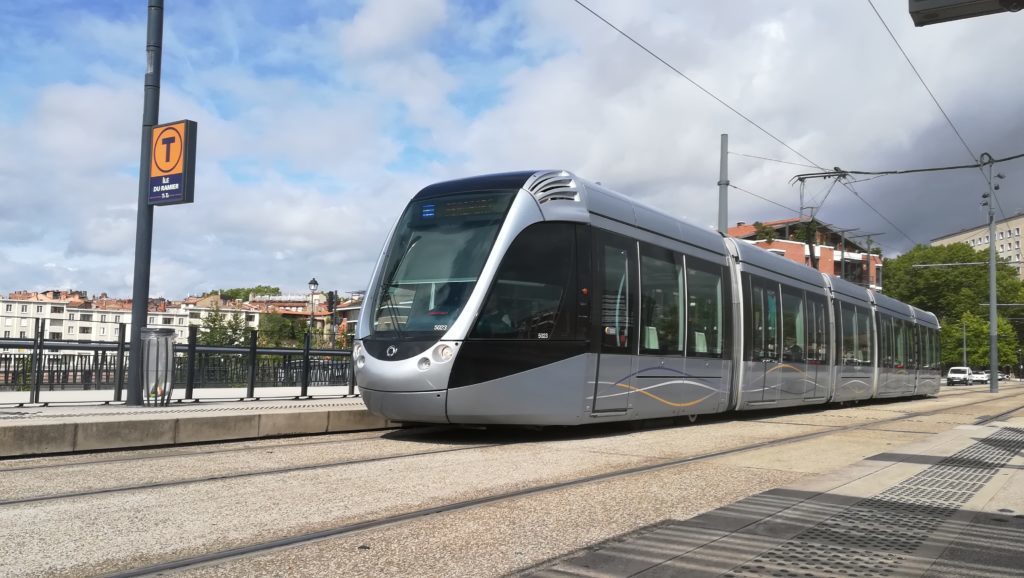 Un tramway approche une station sur le point pont Saint-Michel à Toulouse.