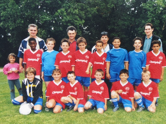 Valérie Gauvin (deuxième rang, troisième en partant de la droite) et sa première équipe à Mirande. Crédit : Football club Mirandais.