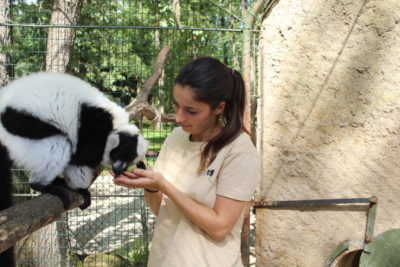 Roxane, soigneuse au secteur des primates