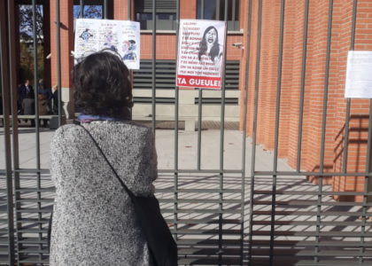 Une militante devant le rectorat de Toulouse
