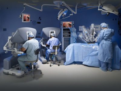 Opération chirurgical à l'aide de la robotique. Source : ©[2016] 