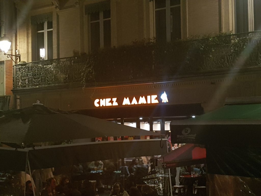 terrasse pleine au bar chez mamie