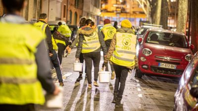 Les militants Anv Cop21 sur le point de tracer une fausse piste cyclable sur les allées Paul sabatier.
© Sergio Di photo.