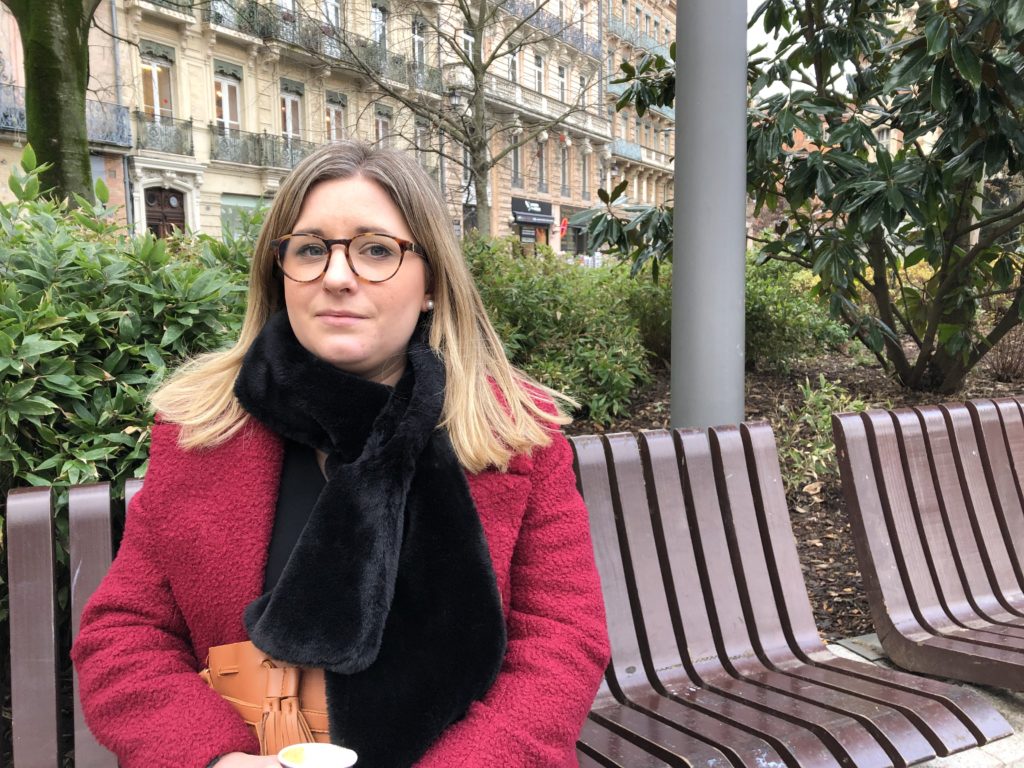 portrait Pauline sur un banc