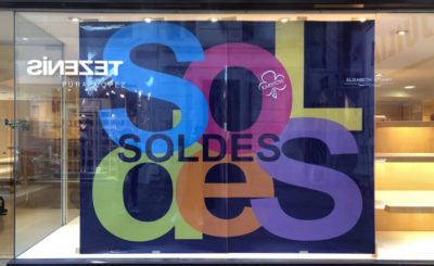 Magasin de chaussures proposant des soldes.