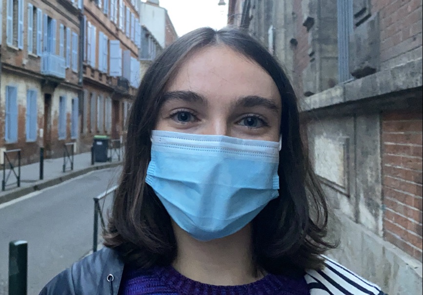 Image d'une étudiante d'UT1 dans les rues de Toulouse