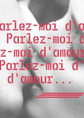 Photographie de deux personnes s'embrassant avec le thème du concours "parlez moi d'amour" superposé. 