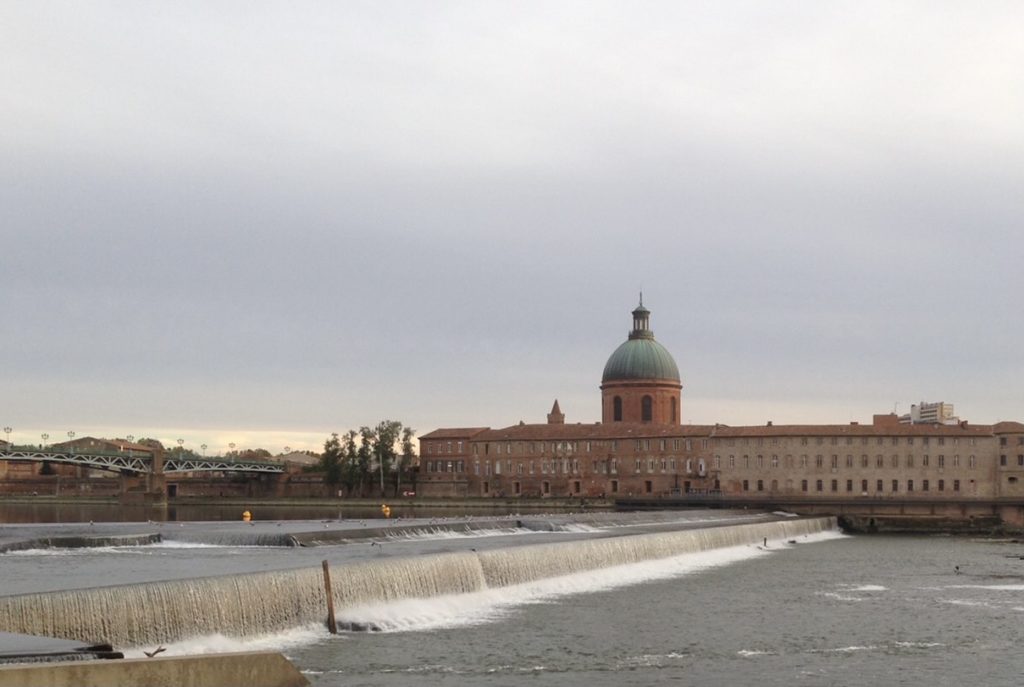 Vue sur l'hôpital La Grave, depuis la rive droite de Toulouse. 