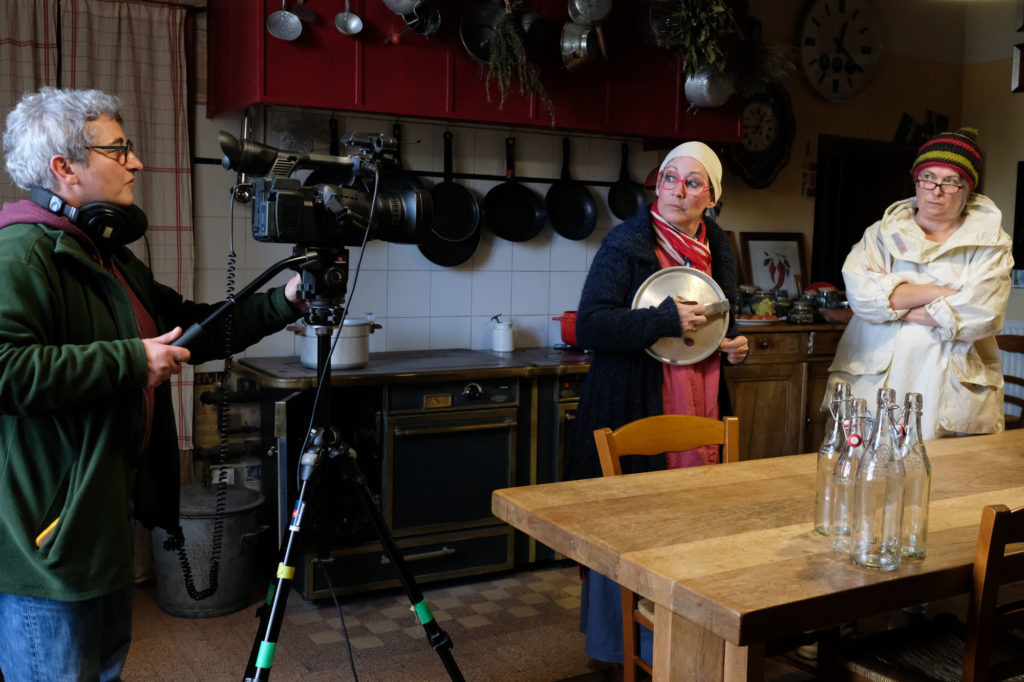 Isabelle Gerbaud, Jane Agou-Géraudie et Nathalie Bouillard en plein tournage pour la série aveyronnaise Mona et Lisa