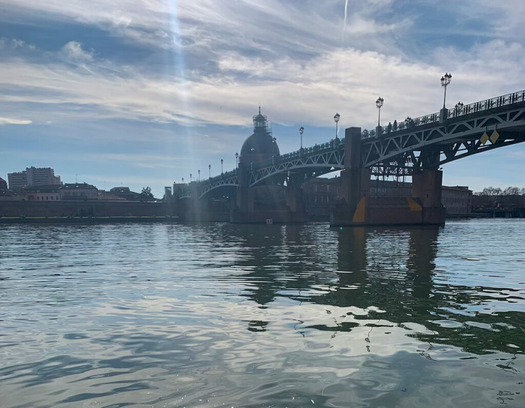 Vue sur la Garonne et le dôme la Grave depuis les berges de la rive droite de Toulouse, au bord de l'eau.