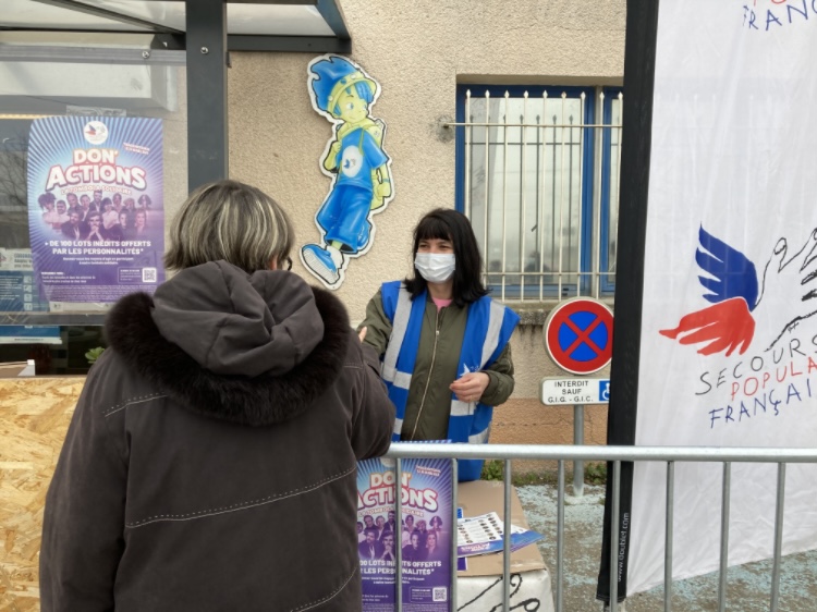 Les bénévoles du Secours Populaire mobilisés pour la campagne du Don'Action devant leur local