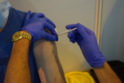 Selon l'ARS, 1 personne sur 2 a reçu une dose de vaccin.