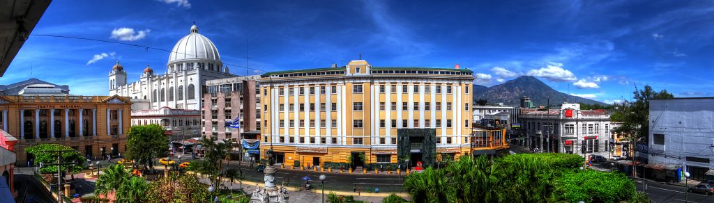 Panorámica del centro histórico de San Salvador alrededores de el parque Morazan y Teatro Nacional al fondo ala derecha la cúpula de Catedral metropolitana. Rodet7/CC BY-SA 3.0