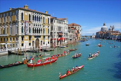 Le grand canal de Venise, qui traverse la cité et accueille de nombreuses gondoles et bateaux. 