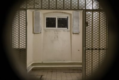 Cette photo représente une cellule d'un quartier d'isolement dans une prison.